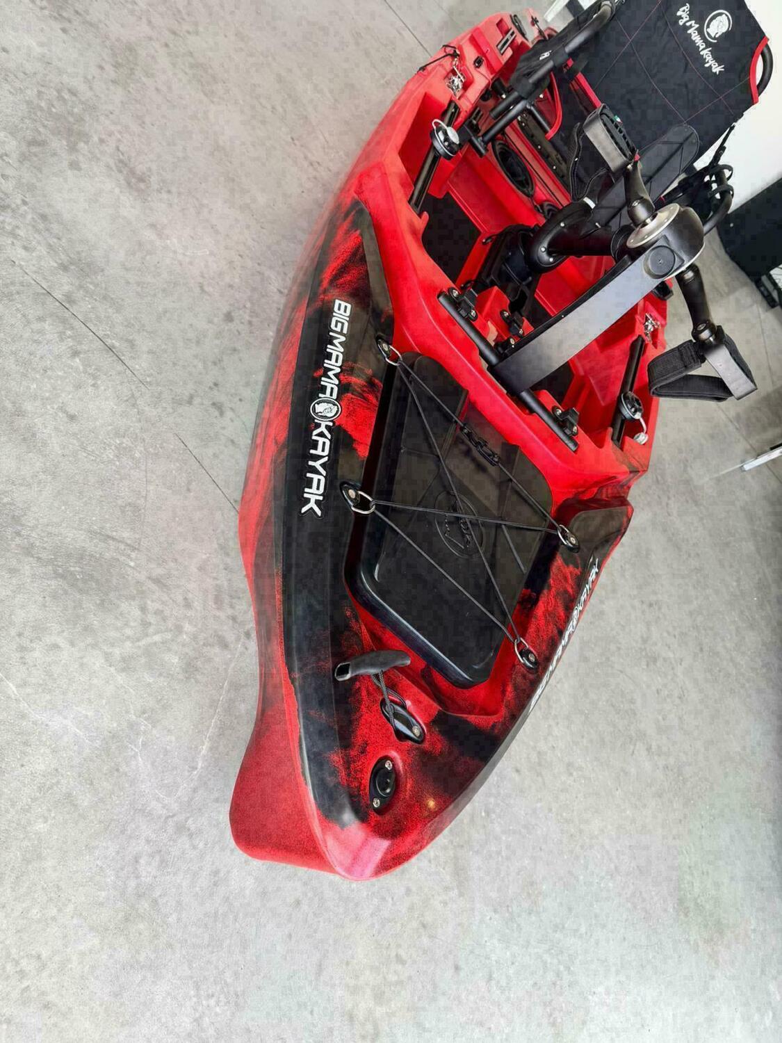 canoa fishing a Pedali divisibile Big Mama Triken 330 Live S, con ruote e vasca del vivo + ecoscandaglio Garmin Striker Vivid 7CV + kit braccetto display