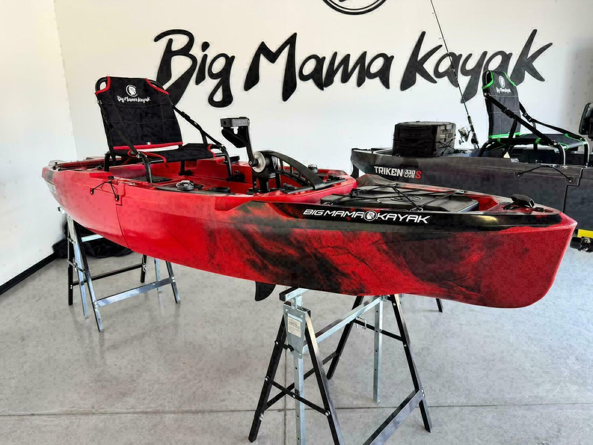 canoa fishing a Pedali divisibile Big Mama Triken 330 Live S, con ruote e vasca del vivo + ecoscandaglio Garmin Striker Vivid 7CV + kit braccetto display