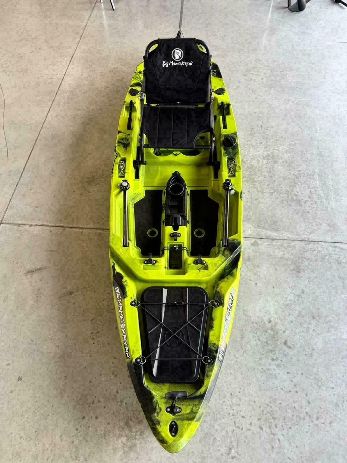 canoa fishing a Pedali divisibile Big Mama Triken 330 Live S, con ruote e vasca del vivo + ecoscandaglio Garmin Striker Vivid 7CV + kit braccetto display