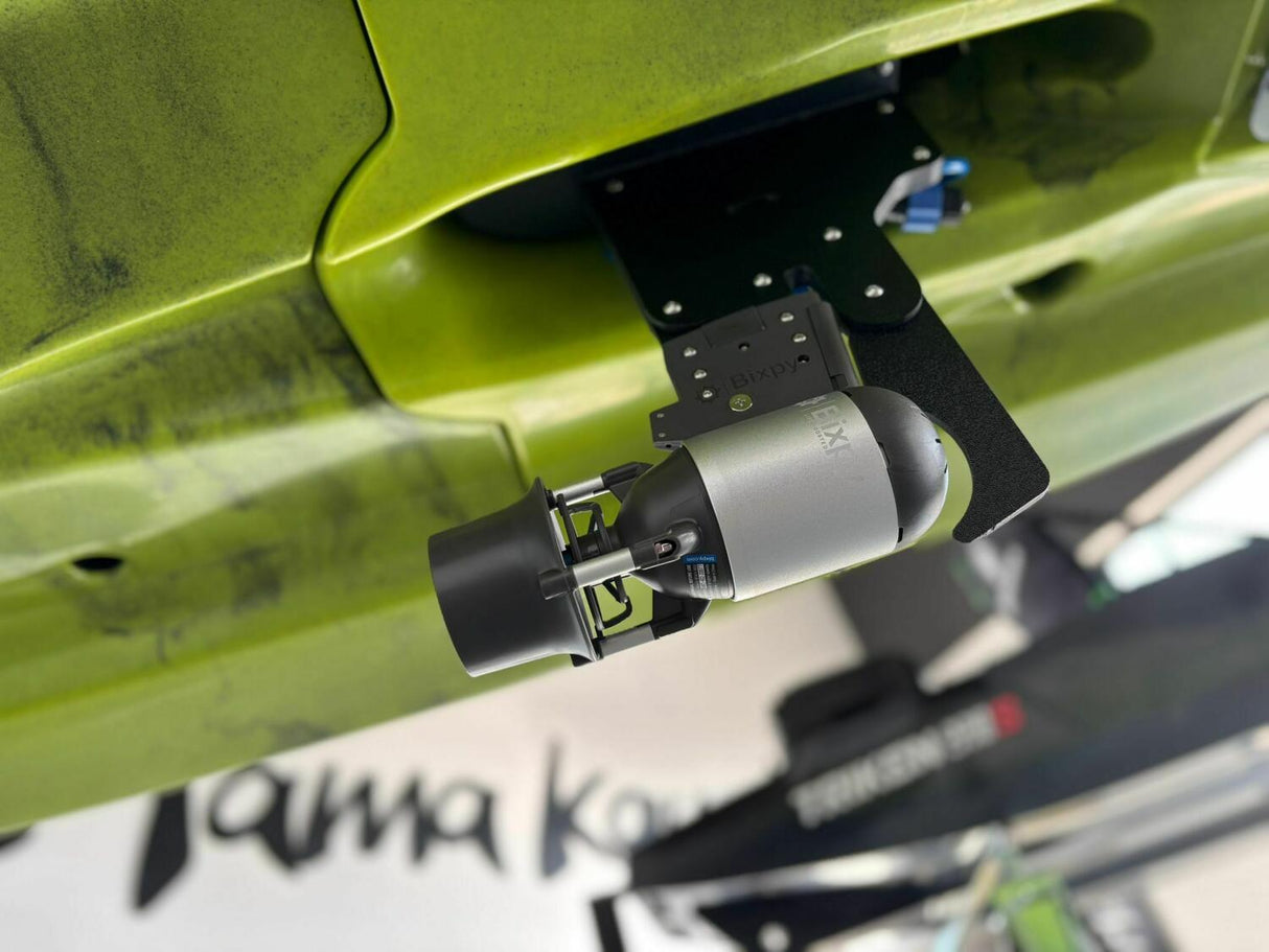 canoa monoposto divisibile a pedali con elica BIG MAMA KAYAK TRIKEN 330 LIVE S componibile + motore Bixpy K1 Outboard Kit con batteria PP-378 Wh v4 + Adattatore centrale vano copripedali