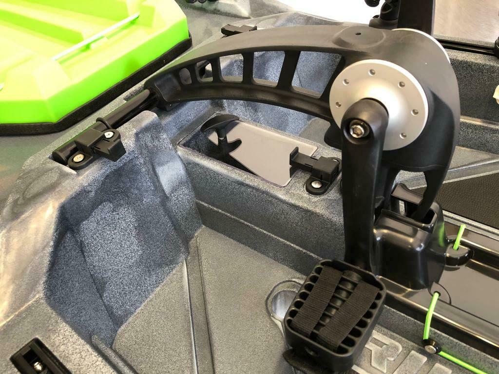 Big mama kayak a pedali triken 330 - canoa monoposto fishing con 4 portacanne, 2 gavoni, timone, sistema di pedali, sedile rialzato, 11 barre di scorrimento