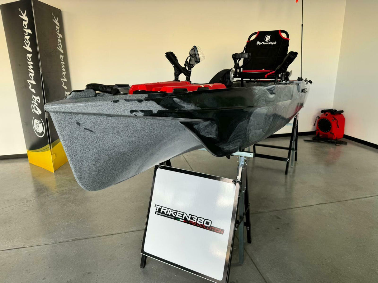 Kayak a pedali triken 380 Big Mama - canoa monoposto fishing con 4 portacanne, 2 gavoni, timone, sistema di pedali, sedile rialzato