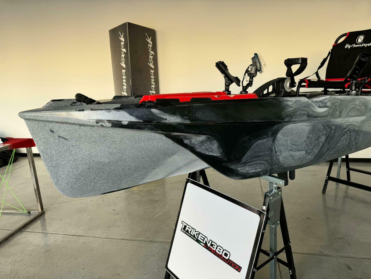 Kayak a pedali triken 380 Big Mama - canoa monoposto fishing con 4 portacanne, 2 gavoni, timone, sistema di pedali, sedile rialzato