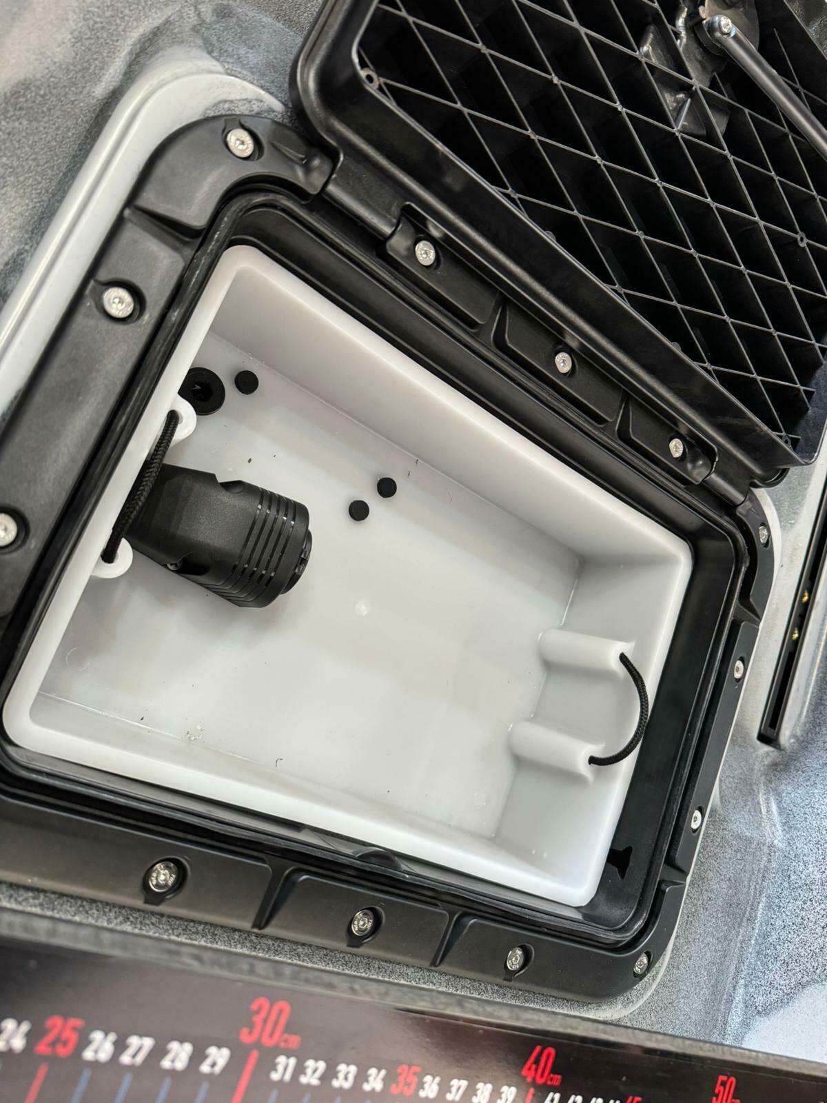 Kayak a pedali triken 380 Big Mama - canoa monoposto fishing con 4 portacanne, 2 gavoni, timone, sistema di pedali, sedile rialzato