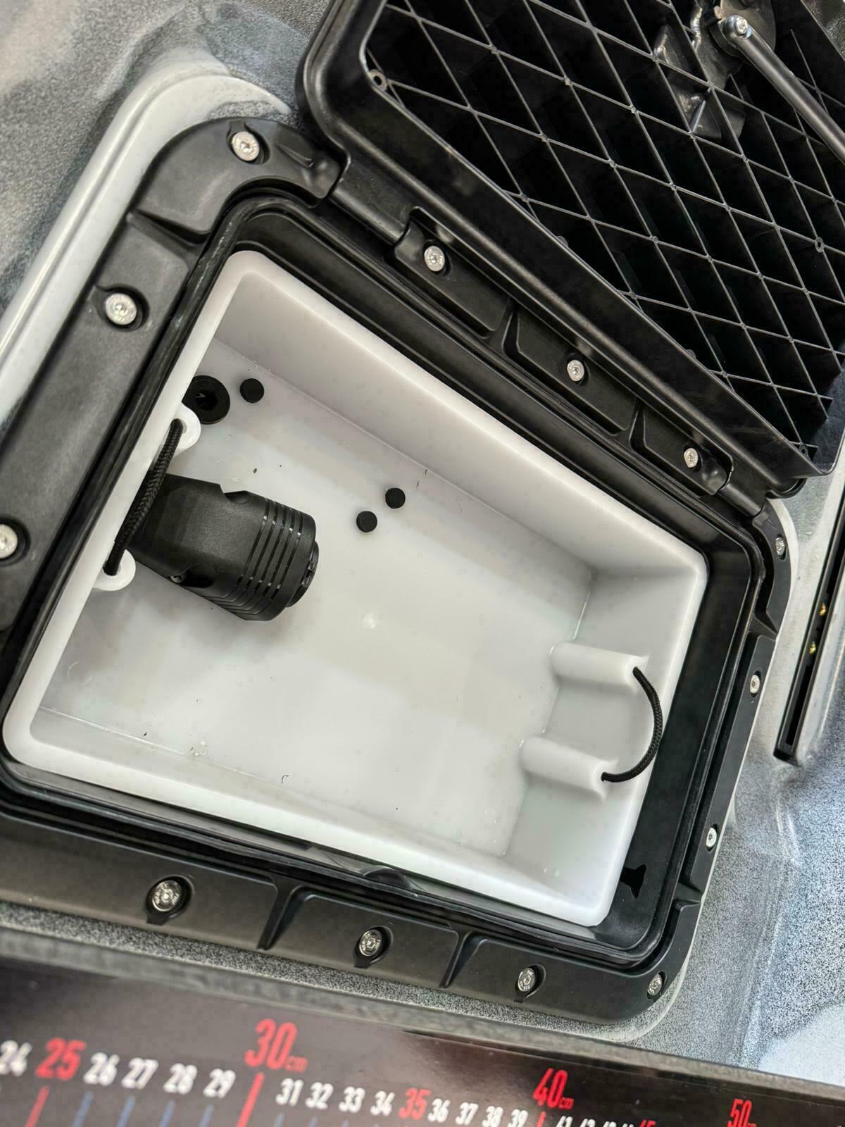 Kayak a Motore Triken 380 REV. con Garmin Force current, telecomando e controllo a pedali