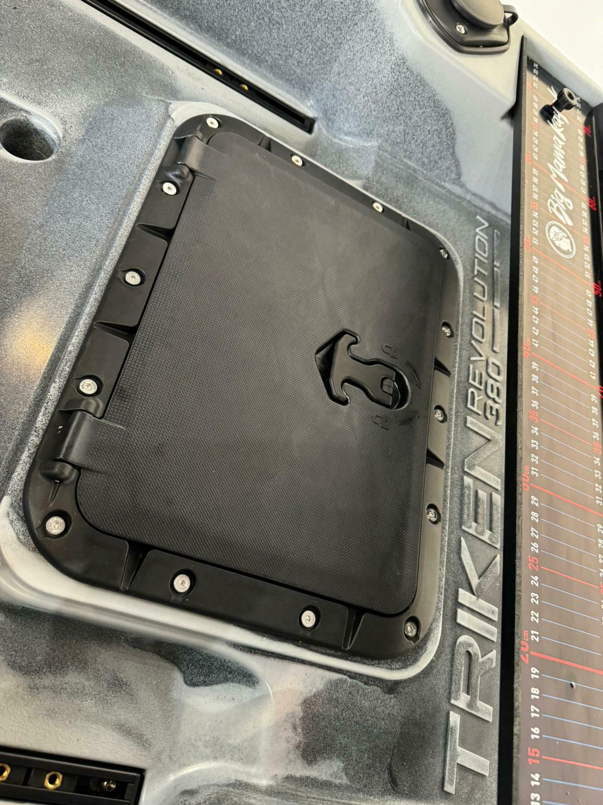 Kayak a pedali triken 380 Big Mama - canoa monoposto fishing con 4 portacanne, 2 gavoni, timone, sistema di pedali, sedile rialzato