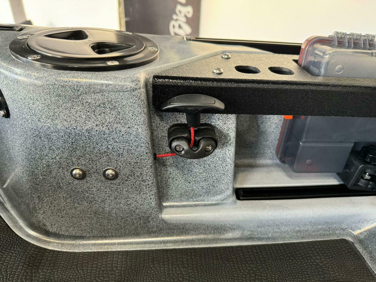 Kayak a pedali triken 380 Big Mama - canoa monoposto fishing con 4 portacanne, 2 gavoni, timone, sistema di pedali, sedile rialzato