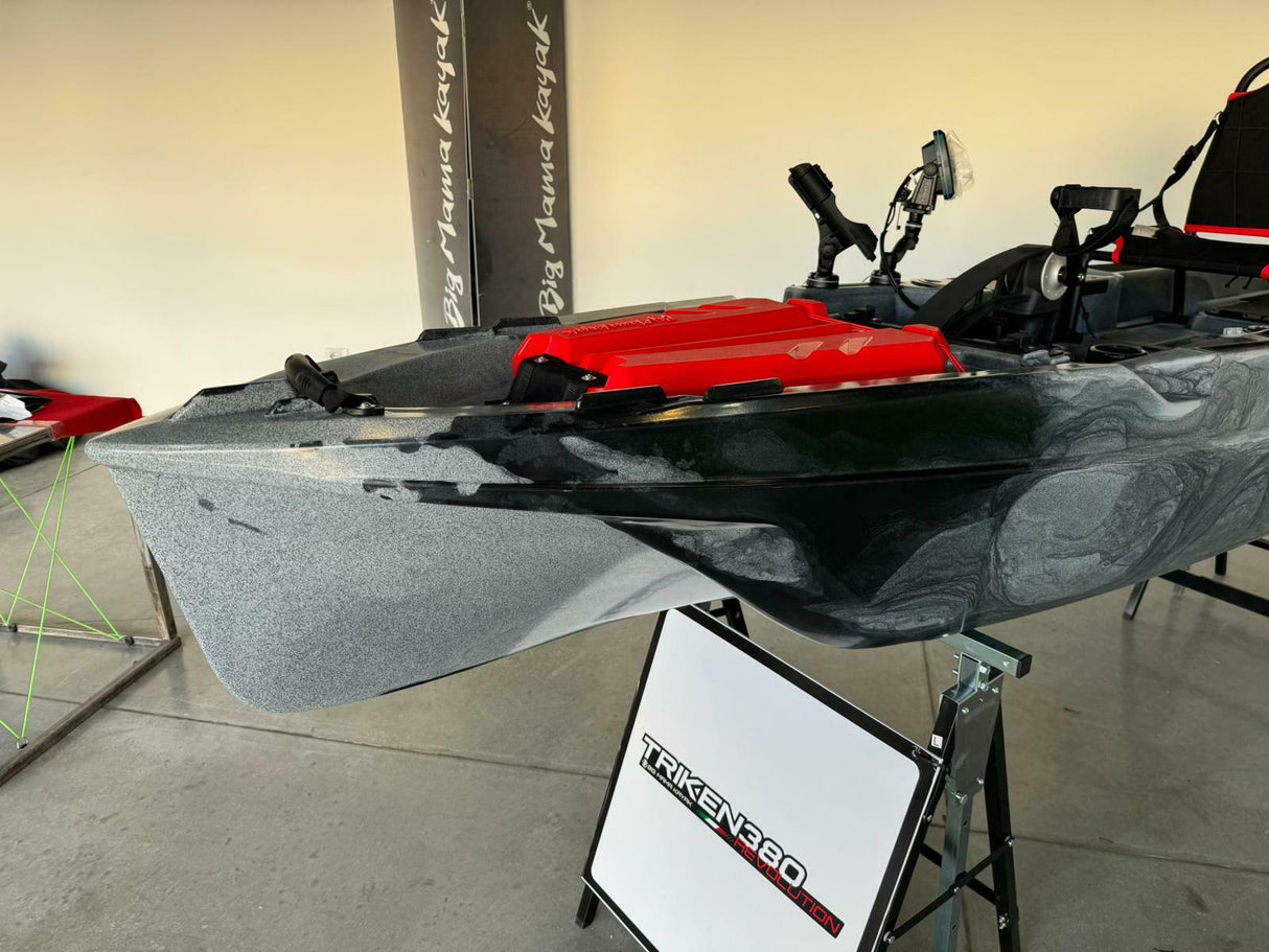 Kayak a pedali triken 380 Big Mama - canoa monoposto fishing con 4 portacanne, 2 gavoni, timone, sistema di pedali, sedile rialzato