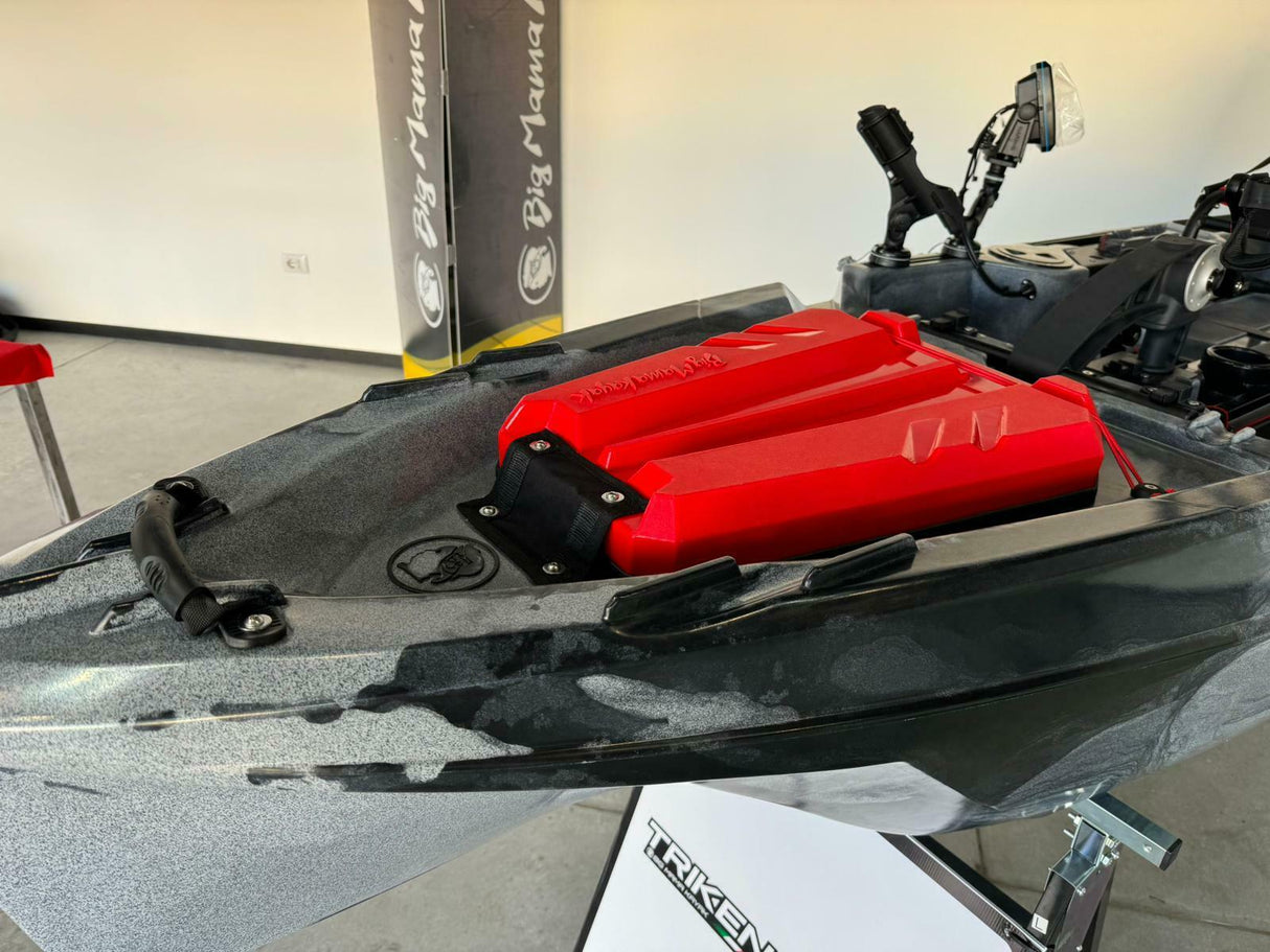 Kayak a pedali triken 380 Big Mama - canoa monoposto fishing con 4 portacanne, 2 gavoni, timone, sistema di pedali, sedile rialzato