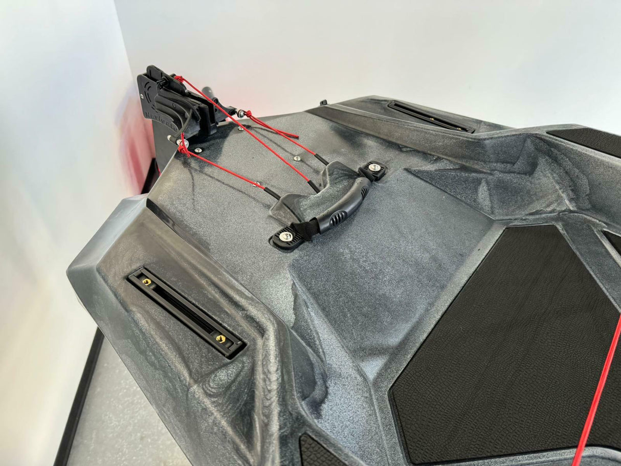 Kayak a pedali triken 380 Big Mama - canoa monoposto fishing con 4 portacanne, 2 gavoni, timone, sistema di pedali, sedile rialzato