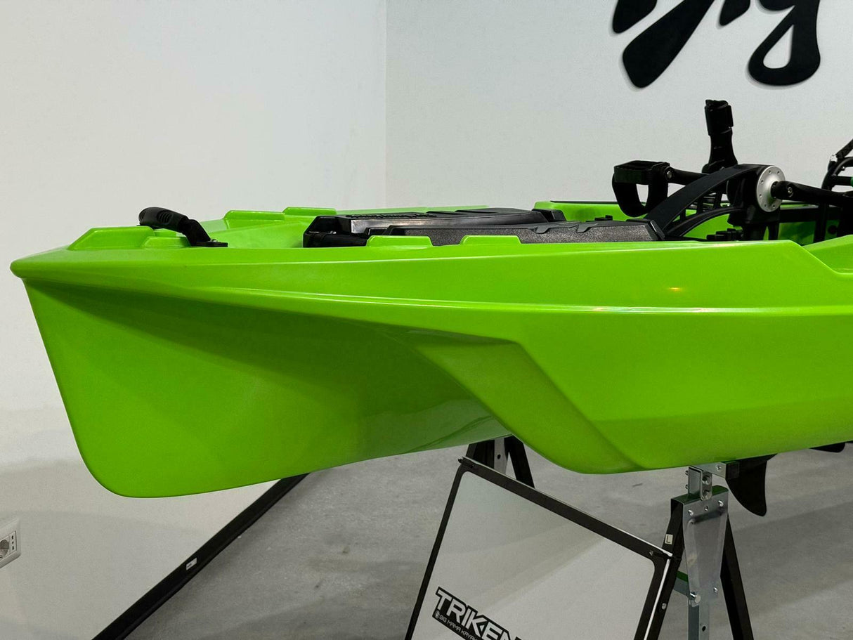 Kayak a pedali triken 380 Big Mama - canoa monoposto fishing con 4 portacanne, 2 gavoni, timone, sistema di pedali, sedile rialzato