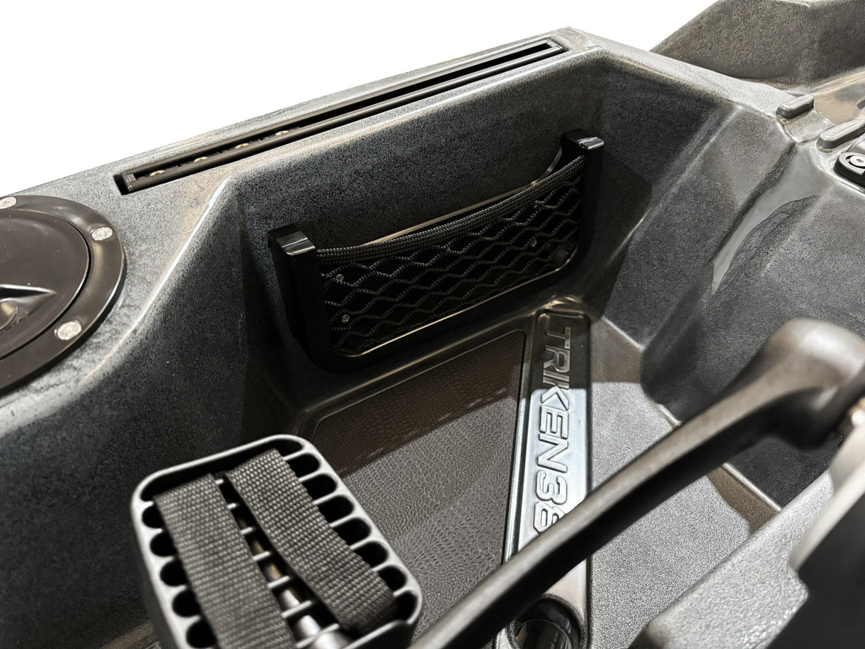 Kayak a pedali a pedali Triken 380 REV total black - Canoa monoposto fishing 4 portacanne, 2 gavoni, timone, sistema a pedali, sedile rialzato - Big Mama Kayak