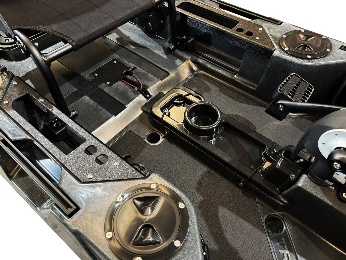 Kayak a pedali a pedali Triken 380 REV total black - Canoa monoposto fishing 4 portacanne, 2 gavoni, timone, sistema a pedali, sedile rialzato - Big Mama Kayak