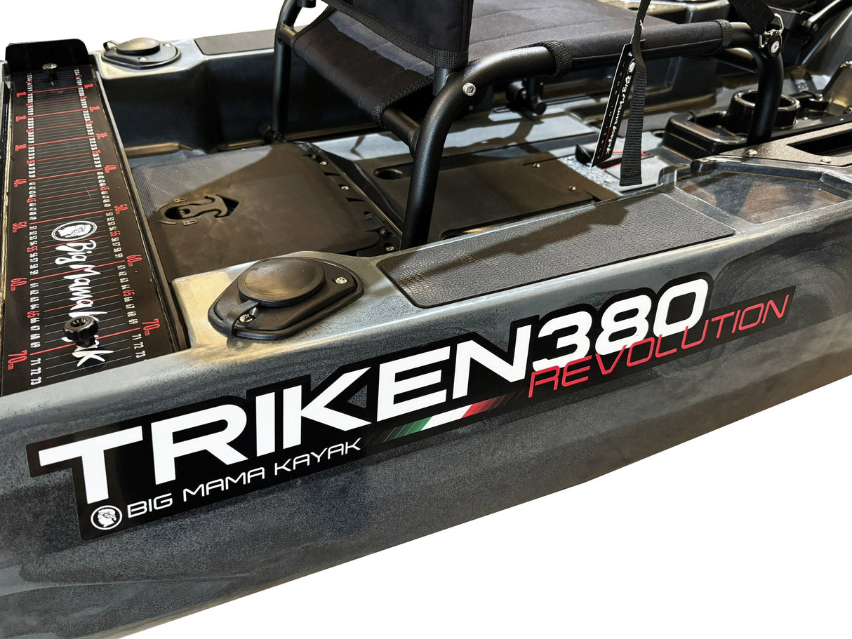 Kayak a pedali a pedali Triken 380 REV total black - Canoa monoposto fishing 4 portacanne, 2 gavoni, timone, sistema a pedali, sedile rialzato - Big Mama Kayak