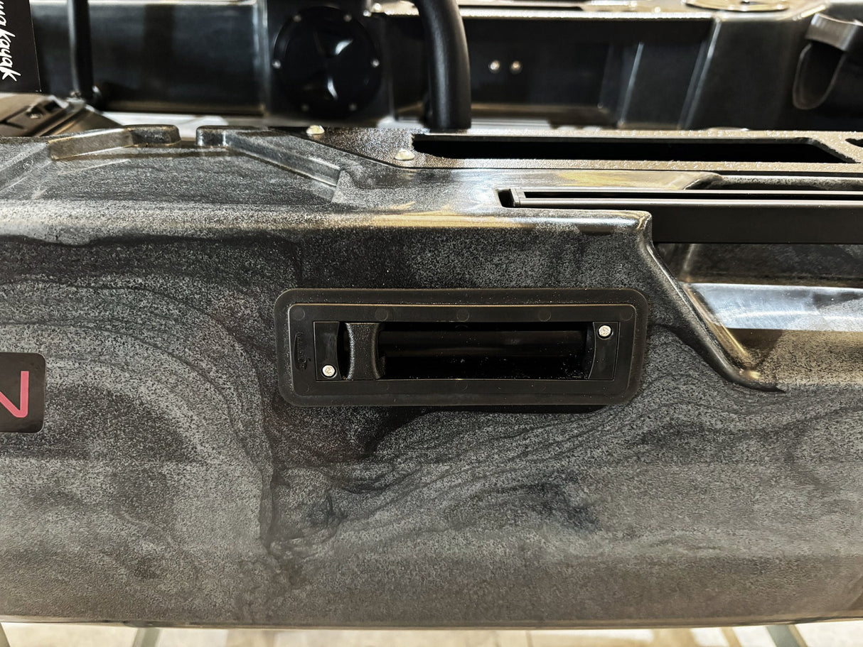 Kayak a pedali a pedali Triken 380 REV total black - Canoa monoposto fishing 4 portacanne, 2 gavoni, timone, sistema a pedali, sedile rialzato - Big Mama Kayak