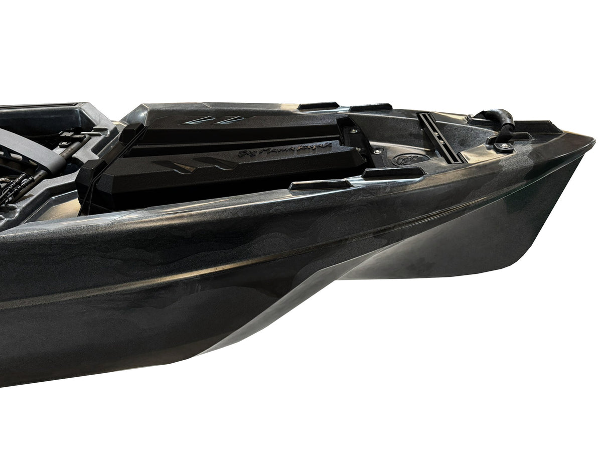 Kayak a pedali a pedali Triken 380 REV total black - Canoa monoposto fishing 4 portacanne, 2 gavoni, timone, sistema a pedali, sedile rialzato - Big Mama Kayak