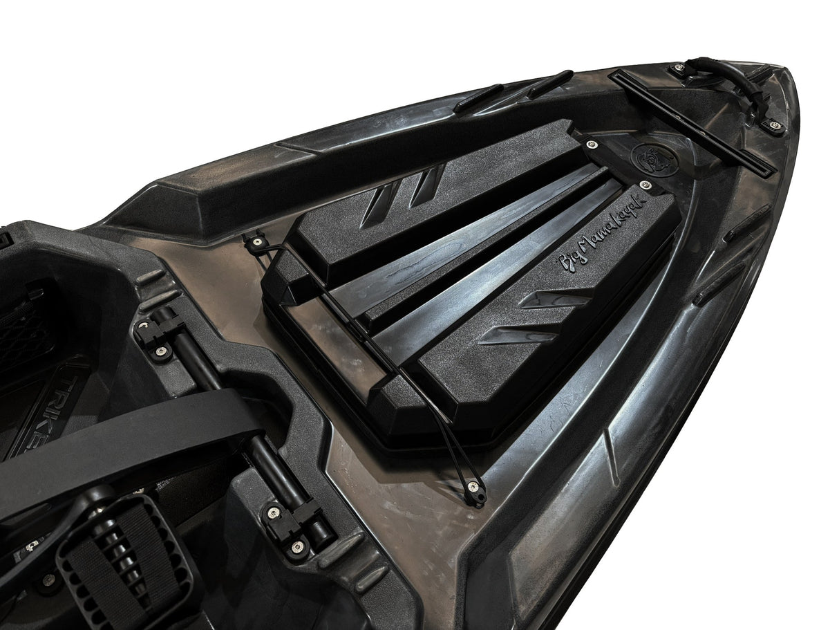 Kayak a pedali a pedali Triken 380 REV total black - Canoa monoposto fishing 4 portacanne, 2 gavoni, timone, sistema a pedali, sedile rialzato - Big Mama Kayak