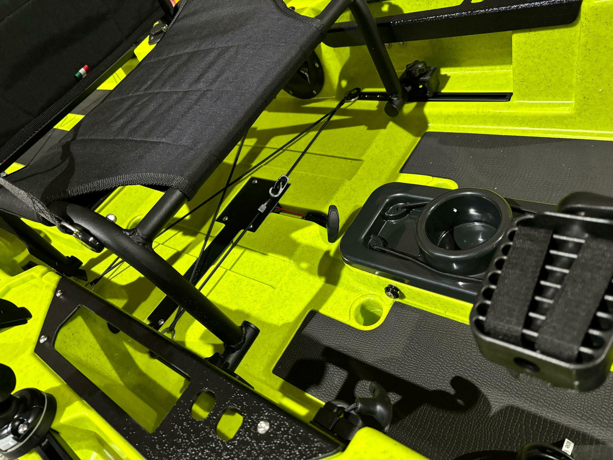 Kayak a pedali Triken 380 REV colore VIPER GREEN - Canoa monoposto fishing 4 portacanne, 2 gavoni, timone, sistema a pedali, sedile rialzato - Big Mama Kayak