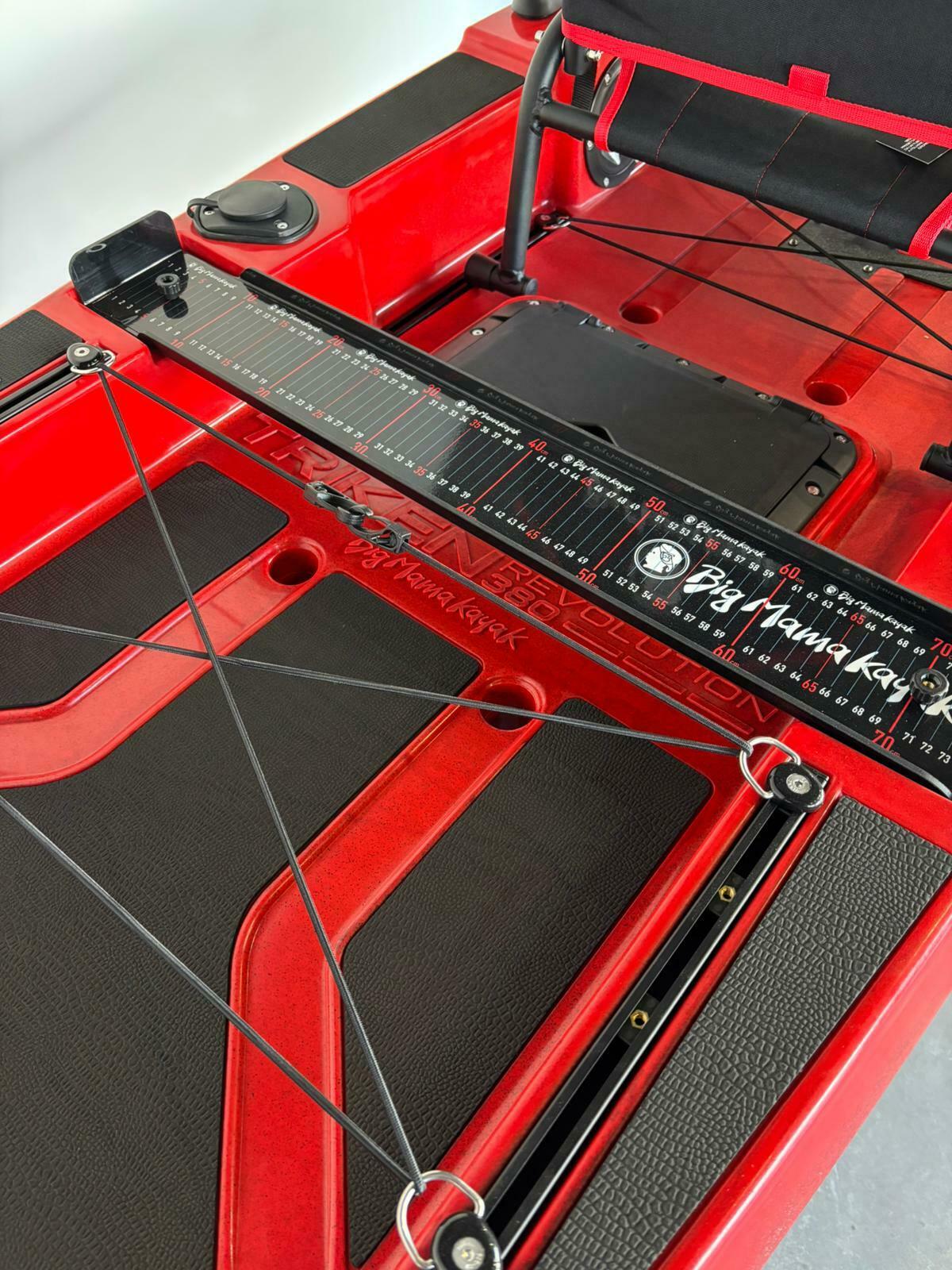 Kayak a pedali Triken  380 REV colore DEVIL - Canoa Monoposto Fishing 4 portacanne, 2 gavoni, timone, sistema a pedali, sedile rialzato - Big Mama Kayak