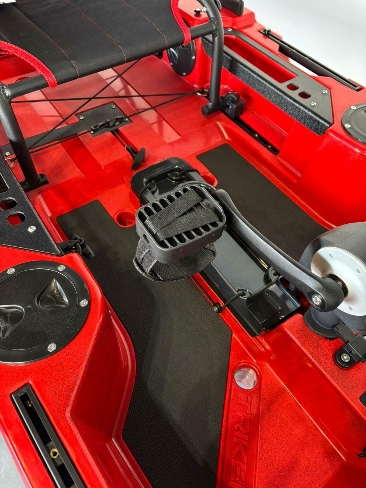 Kayak a pedali Triken  380 REV colore DEVIL - Canoa Monoposto Fishing 4 portacanne, 2 gavoni, timone, sistema a pedali, sedile rialzato - Big Mama Kayak