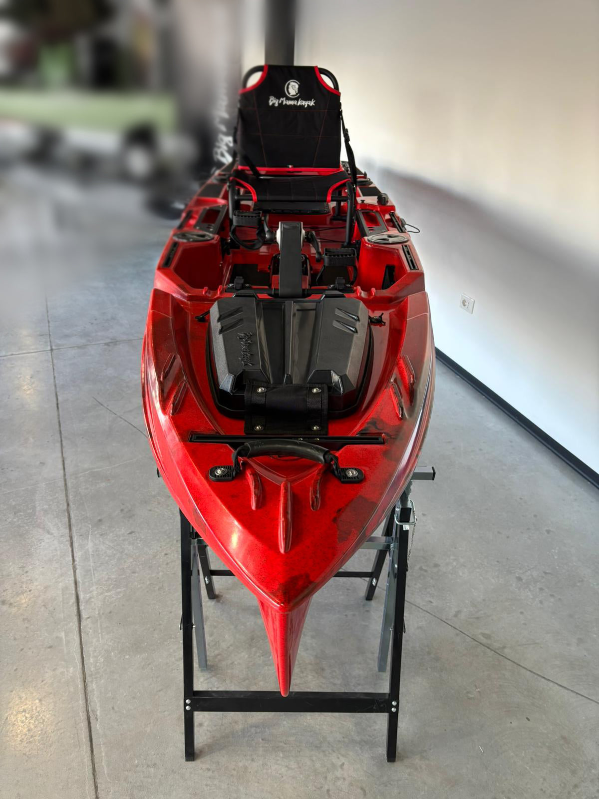 Kayak a pedali Triken  380 REV colore DEVIL - Canoa Monoposto Fishing 4 portacanne, 2 gavoni, timone, sistema a pedali, sedile rialzato - Big Mama Kayak