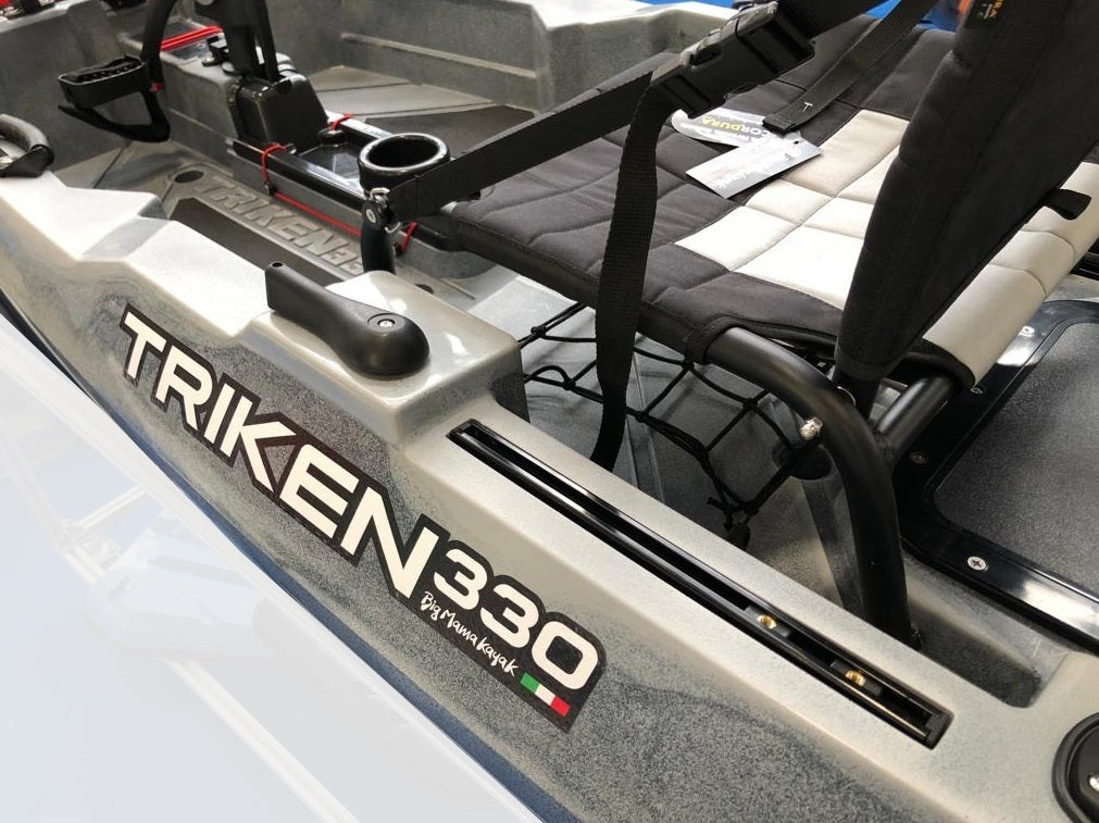 Big mama kayak a pedali triken 330 - canoa monoposto fishing con 4 portacanne, 2 gavoni, timone, sistema di pedali, sedile rialzato, 11 barre di scorrimento ver. coperchio azzurro