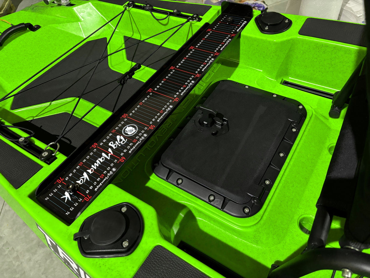 Kayak a pedali Triken 380 REV colore SNAKE GREEN - Canoa Monoposto Fishing 4 portacanne, 2 gavoni, timone, sistema a pedali, sedile rialzato - Big Mama Kayak