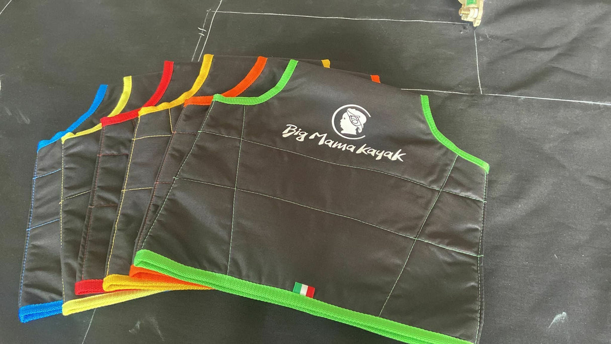 Big mama kayak a pedali triken 330 - canoa monoposto fishing con 4 portacanne, 2 gavoni, timone, sistema di pedali, sedile rialzato, 11 barre di scorrimento ver. coperchio giallo