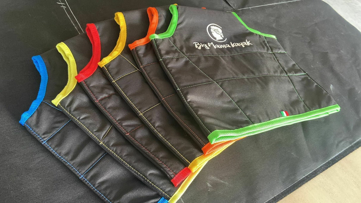 Big mama kayak a pedali triken 330 - canoa monoposto fishing con 4 portacanne, 2 gavoni, timone, sistema di pedali, sedile rialzato, 11 barre di scorrimento ver. coperchio giallo