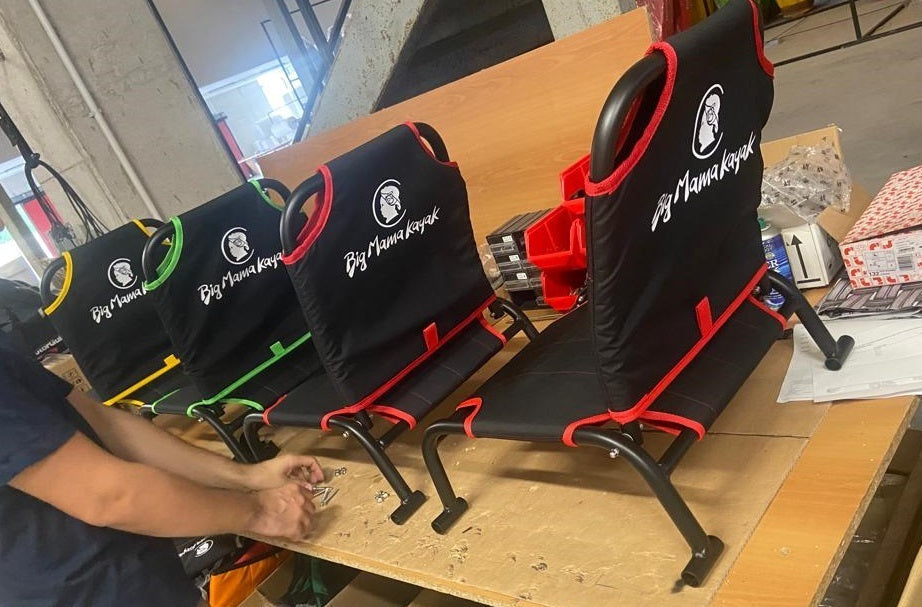 Big mama kayak a pedali triken 330 - canoa monoposto fishing con 4 portacanne, 2 gavoni, timone, sistema di pedali, sedile rialzato, 11 barre di scorrimento ver. coperchio giallo