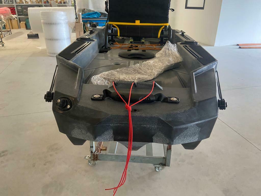 Big mama kayak a pedali triken 330 - canoa monoposto fishing con 4 portacanne, 2 gavoni, timone, sistema di pedali, sedile rialzato, 11 barre di scorrimento ver. coperchio giallo