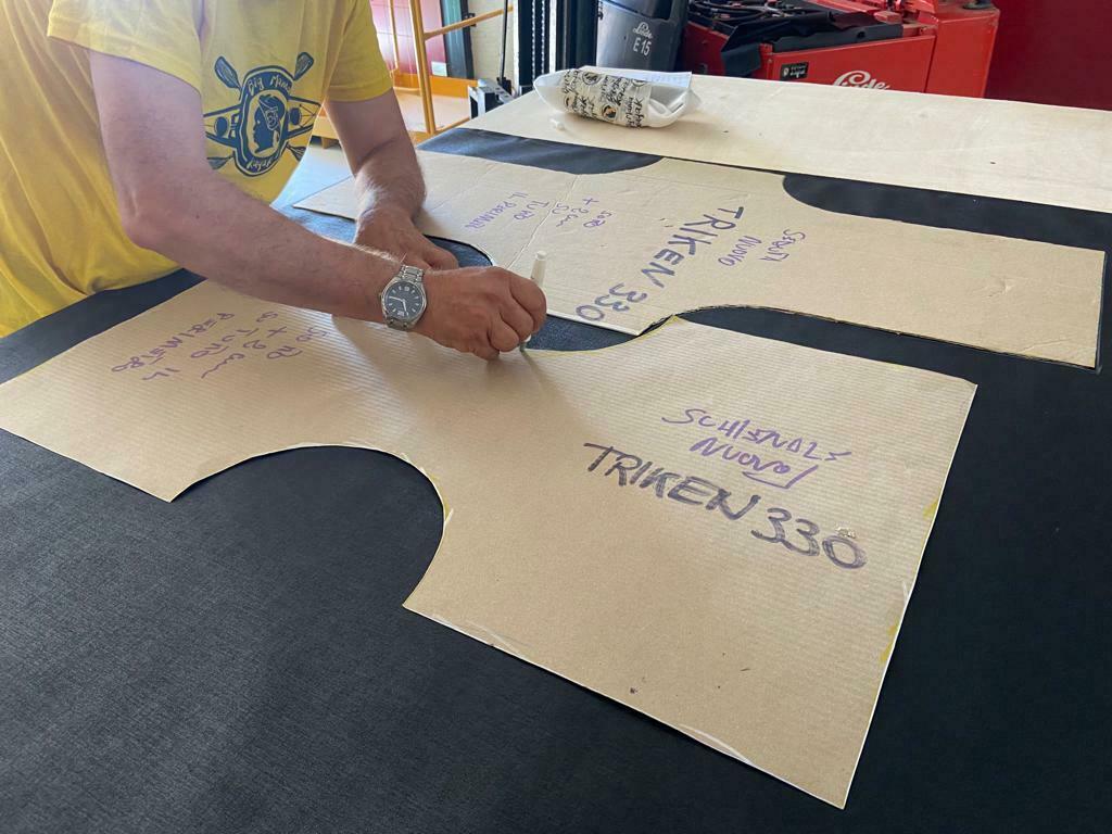 Big mama kayak a pedali triken 330 - canoa monoposto fishing con 4 portacanne, 2 gavoni, timone, sistema di pedali, sedile rialzato, 11 barre di scorrimento ver. scafo rosso