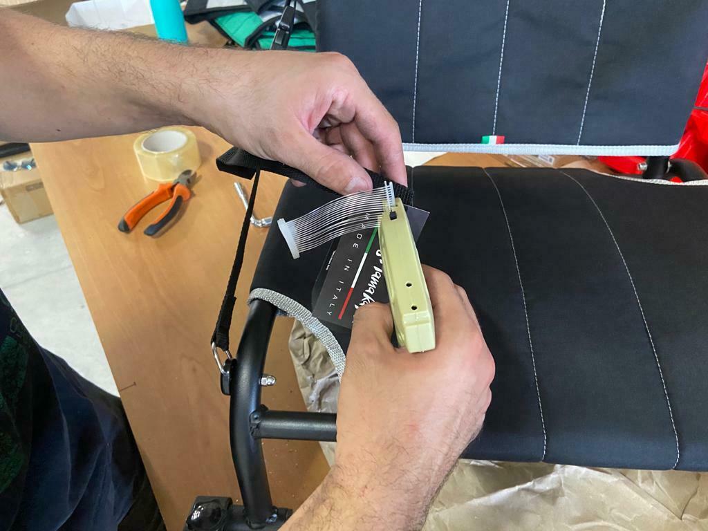 Triken 350 live Plus con cover vasca del vivo, Big Mama Kayak -kayak da pesca a pedali con 4 portacanne, 2 gavoni, timone, sistema di pedali, sedile rialzato e pagaia