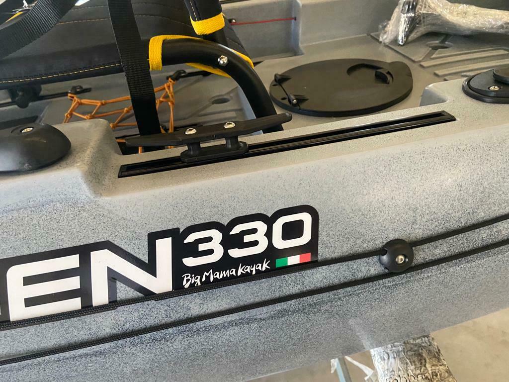 Big mama kayak a pedali triken 330 - canoa monoposto fishing con 4 portacanne, 2 gavoni, timone, sistema di pedali, sedile rialzato, 11 barre di scorrimento ver. coperchio arancio