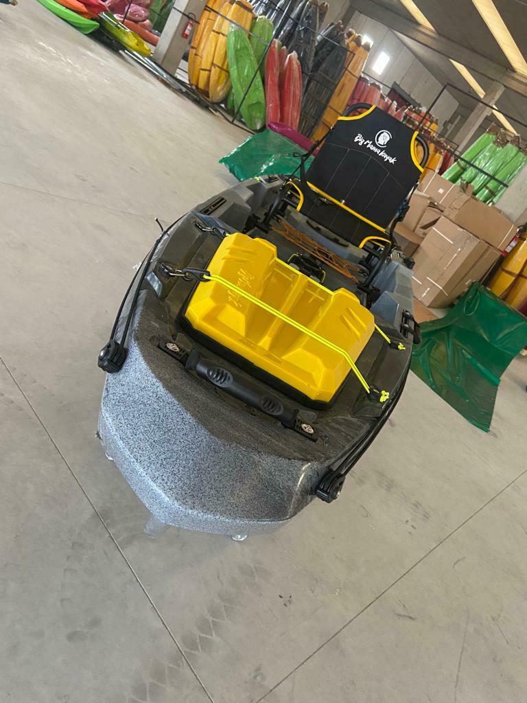 Big mama kayak a pedali triken 330 - canoa monoposto fishing con 4 portacanne, 2 gavoni, timone, sistema di pedali, sedile rialzato, 11 barre di scorrimento ver. coperchio giallo