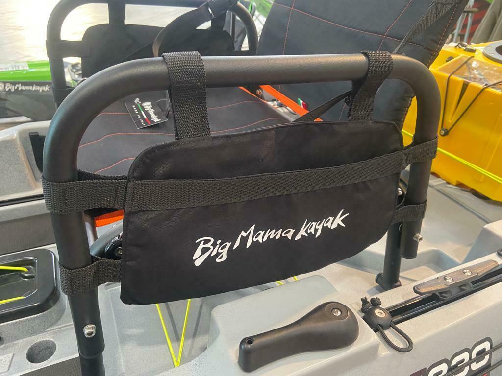 Big mama kayak a pedali triken 330 - canoa monoposto fishing con 4 portacanne, 2 gavoni, timone, sistema di pedali, sedile rialzato, 11 barre di scorrimento ver. scafo rosso