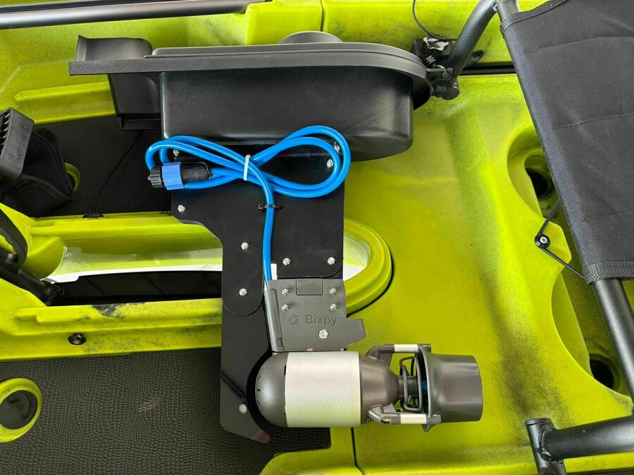 canoa monoposto divisibile a pedali con elica BIG MAMA KAYAK TRIKEN 330 LIVE S componibile + motore Bixpy K1 Outboard Kit con batteria PP-378 Wh v4 + Adattatore centrale vano copripedali