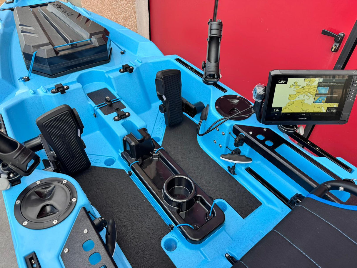 Kayak a Motore Triken 380 REV. con Garmin Force current, telecomando e controllo a pedali col. azzurro sky