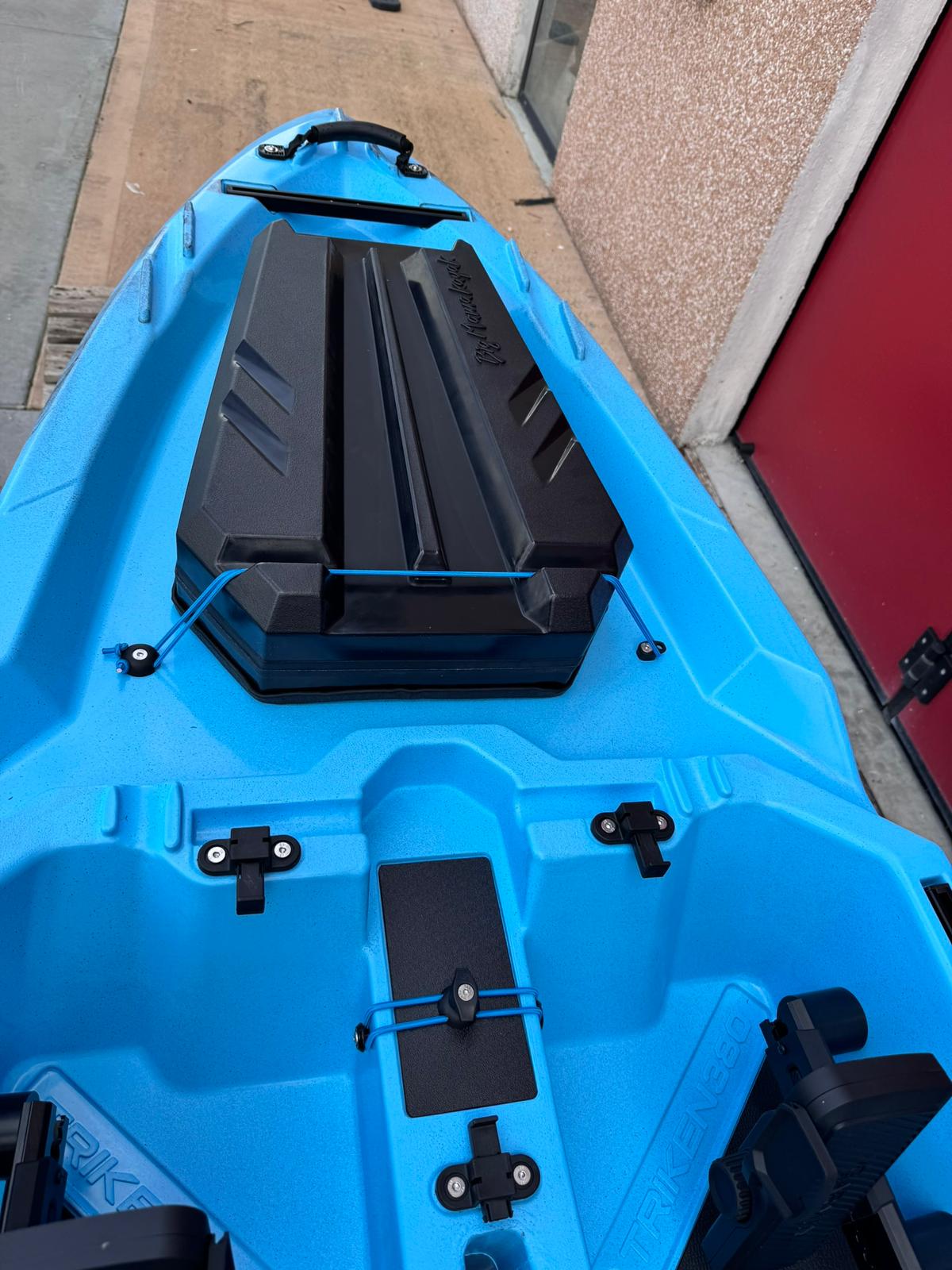 Kayak a Motore Triken 380 REV. con Garmin Force current, telecomando e controllo a pedali col. azzurro sky