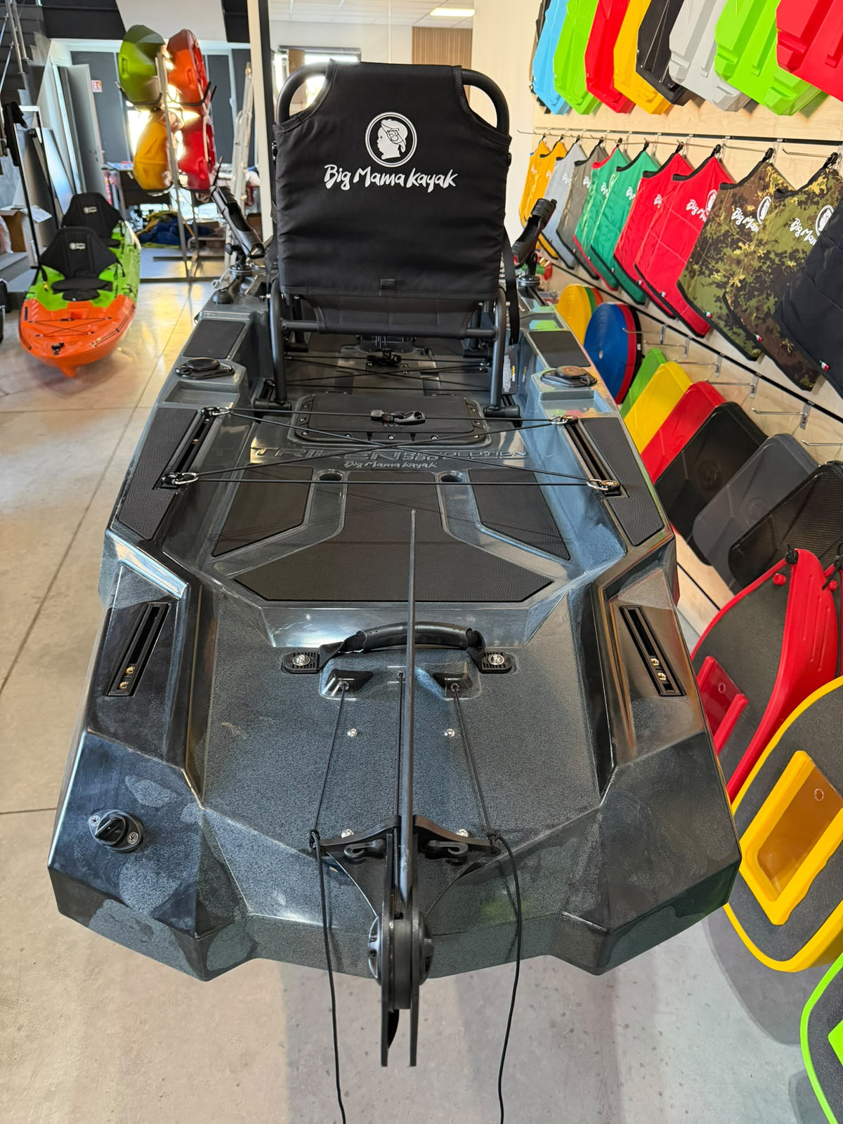 Kayak a pedali a pedali Triken 380  - Canoa monoposto fishing 4 portacanne, 2 gavoni, timone, sistema a pedali, sedile rialzato - Big Mama Kayak