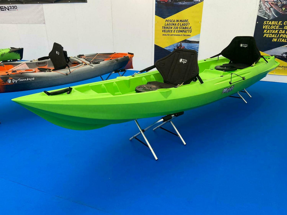 Canoa biposto da pesca - Mojito Fishing Big Mama Kayak - kayak 380 cm - 2 posti adulto + 1 posto bambino + 2 gavoni + 2 ruote integrate + 2 pagaie + 2 seggiolini + 4 portacanne- bianco