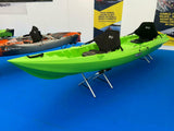 Canoa biposto da pesca - Mojito Fishing Big Mama Kayak - kayak 380 cm - 2 posti adulto + 1 posto bambino + 2 gavoni + 2 ruote integrate + 2 pagaie + 2 seggiolini + 4 portacanne- bianco