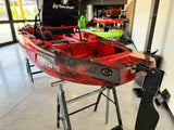 canoa monoposto divisibile a pedali con elica BIG MAMA KAYAK TRIKEN 330 LIVE S componibile + motore Bixpy K1 Angler PRO Kit Outboard con batteria inclusa PP-768 Wh + Adattatore centrale vano copripedali