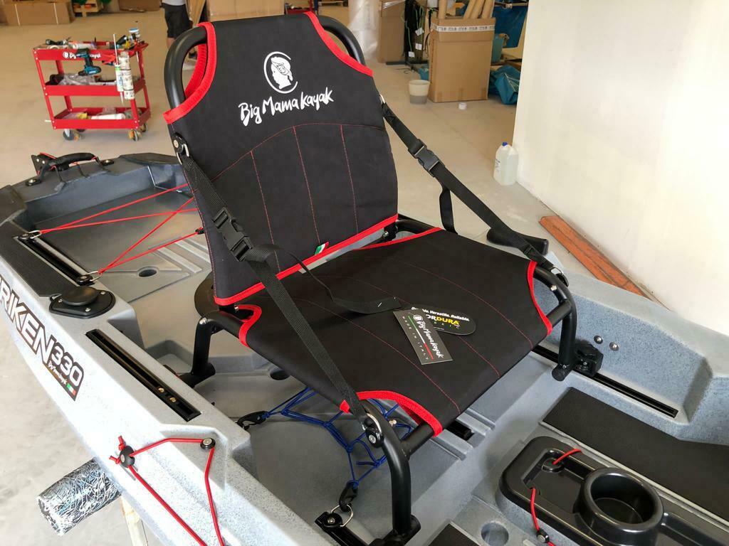 Big mama kayak a pedali triken 330 - canoa monoposto fishing con 4 portacanne, 2 gavoni, timone, sistema di pedali, sedile rialzato, 11 barre di scorrimento