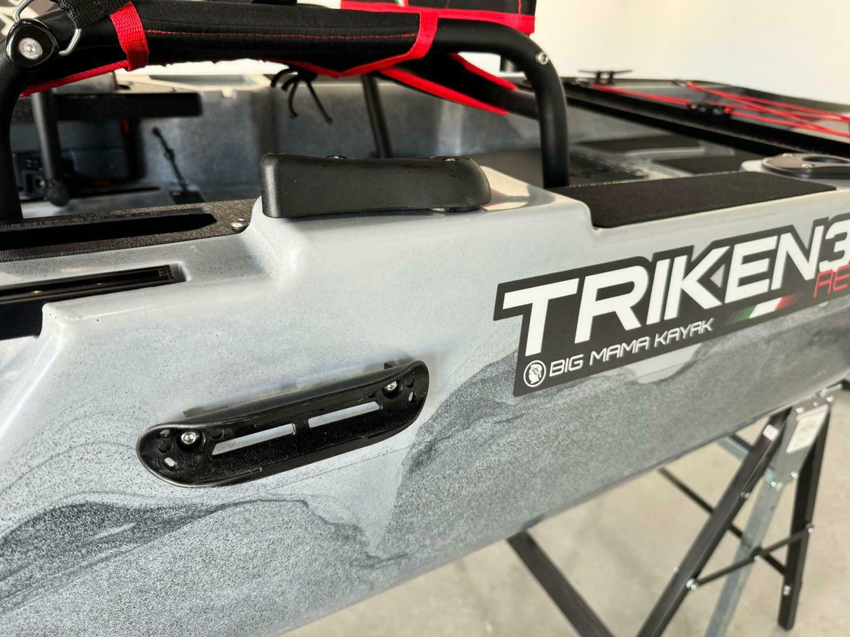 Kayak a pedali triken 380 Big Mama - canoa monoposto fishing con 4 portacanne, 2 gavoni, timone, sistema di pedali, sedile rialzato