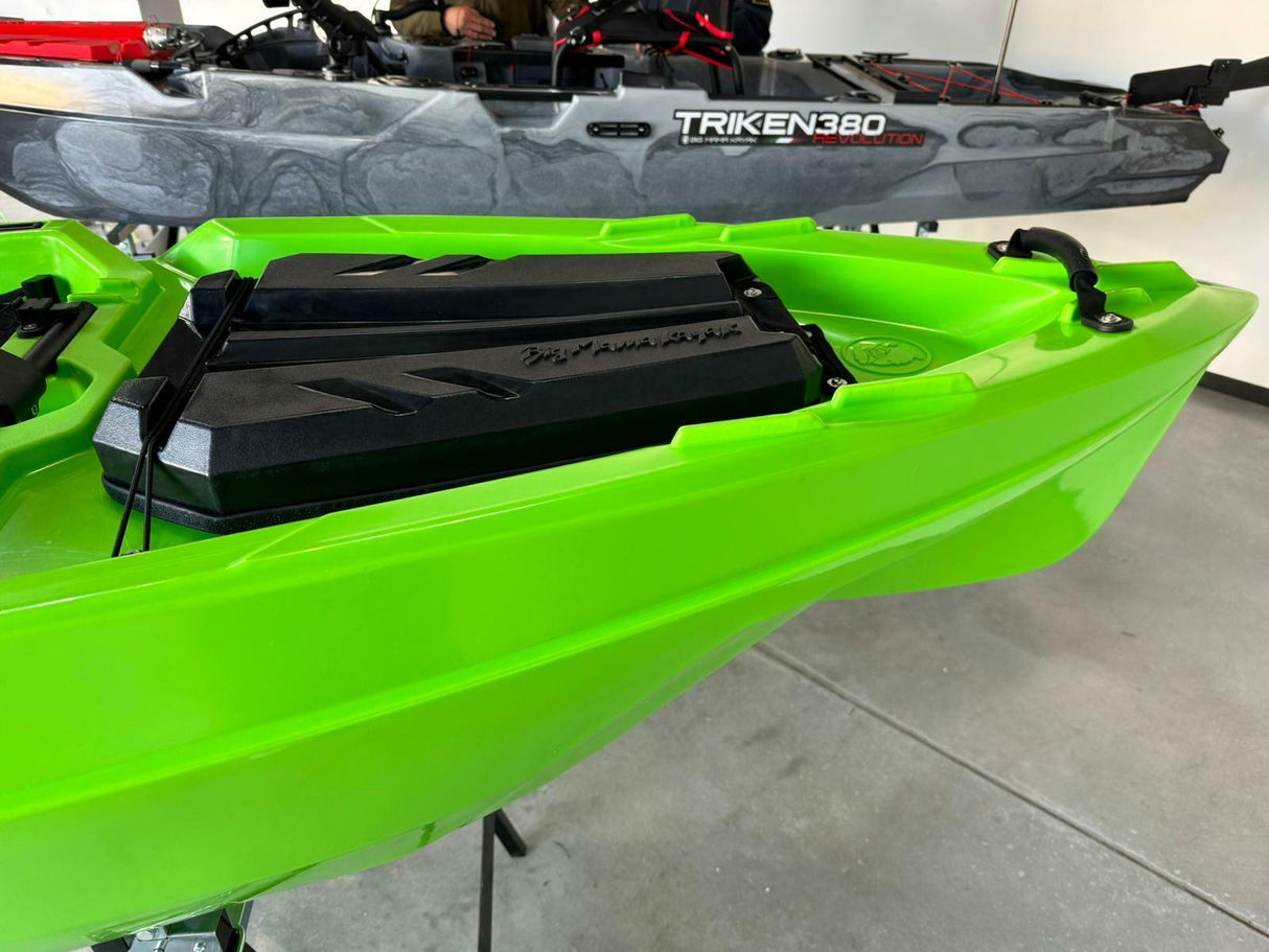 Kayak a pedali triken 380 Big Mama - canoa monoposto fishing con 4 portacanne, 2 gavoni, timone, sistema di pedali, sedile rialzato