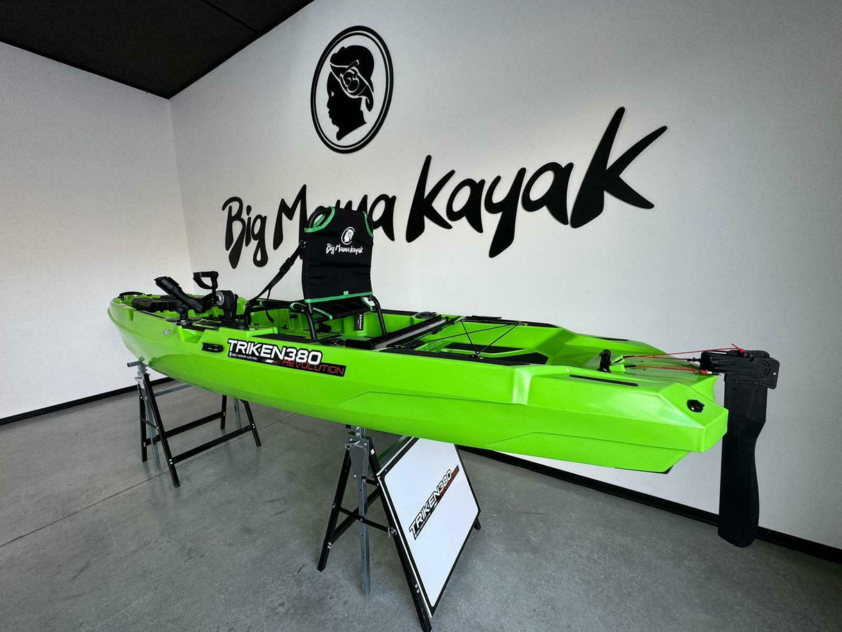 Kayak a pedali triken 380 Big Mama - canoa monoposto fishing con 4 portacanne, 2 gavoni, timone, sistema di pedali, sedile rialzato