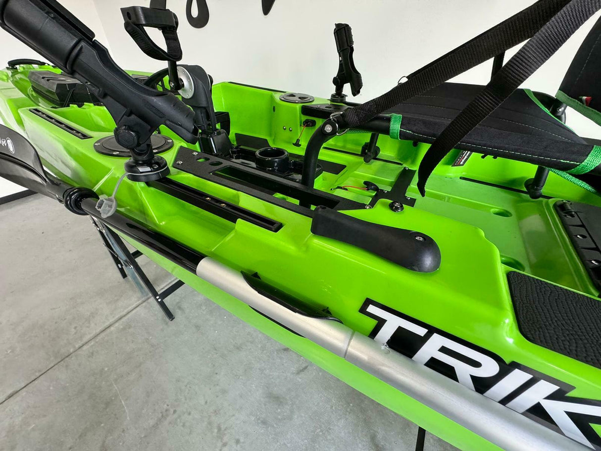 Kayak a pedali triken 380 Big Mama - canoa monoposto fishing con 4 portacanne, 2 gavoni, timone, sistema di pedali, sedile rialzato