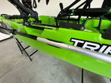 Kayak a pedali triken 380 Big Mama - canoa monoposto fishing con 4 portacanne, 2 gavoni, timone, sistema di pedali, sedile rialzato
