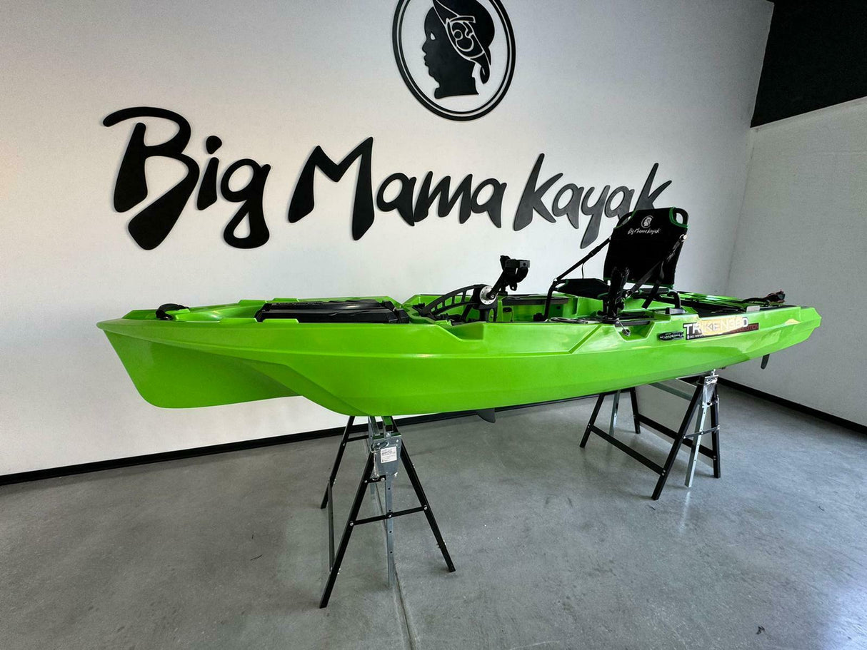 Kayak a pedali triken 380 Big Mama - canoa monoposto fishing con 4 portacanne, 2 gavoni, timone, sistema di pedali, sedile rialzato